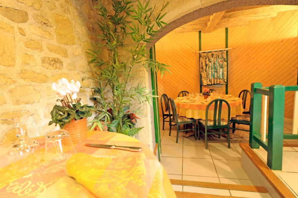 LOGIS Hôtel Le Moulin Des Gardelles Riom Exterior foto