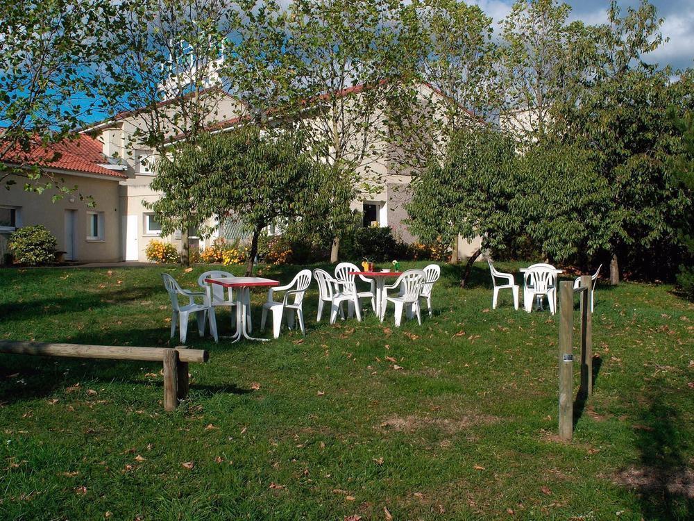 LOGIS Hôtel Le Moulin Des Gardelles Riom Exterior foto