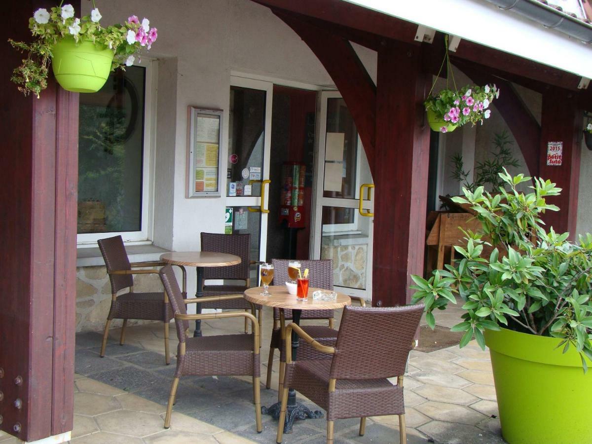 LOGIS Hôtel Le Moulin Des Gardelles Riom Exterior foto